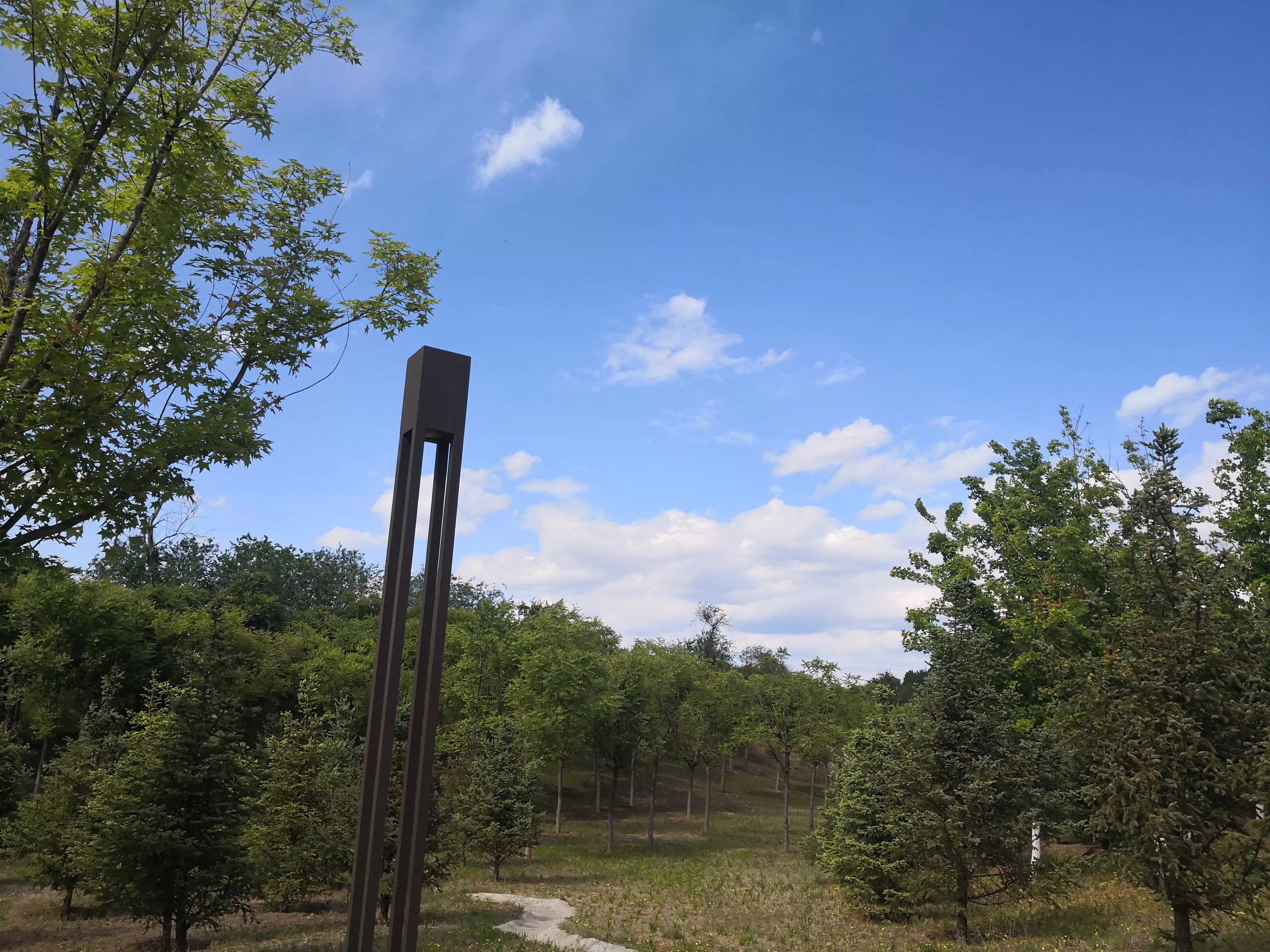 美丽的白河森林公园 蓝蓝的天上白云朵朵 静静的小溪潺潺流水 休闲的人们尽情享受 天天看点