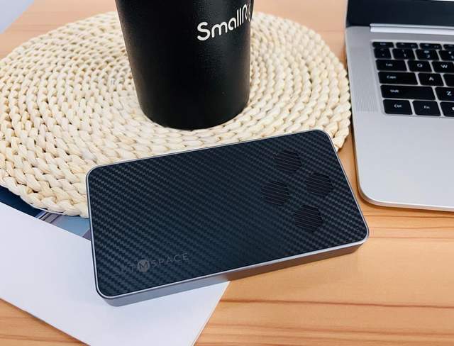 小巧便携多功能，10Gbps 十合一硬盘盒扩展坞：打工人的办公利器