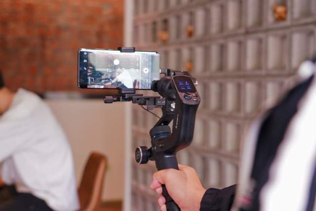 拍视频手不稳？试试这款全能稳定器，飞宇蝎子mini三轴稳定器体验