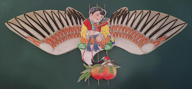 "仙鹤童子"风筝送到京城,与风筝金的"龙凤呈祥"风筝珠联璧合,交相辉映