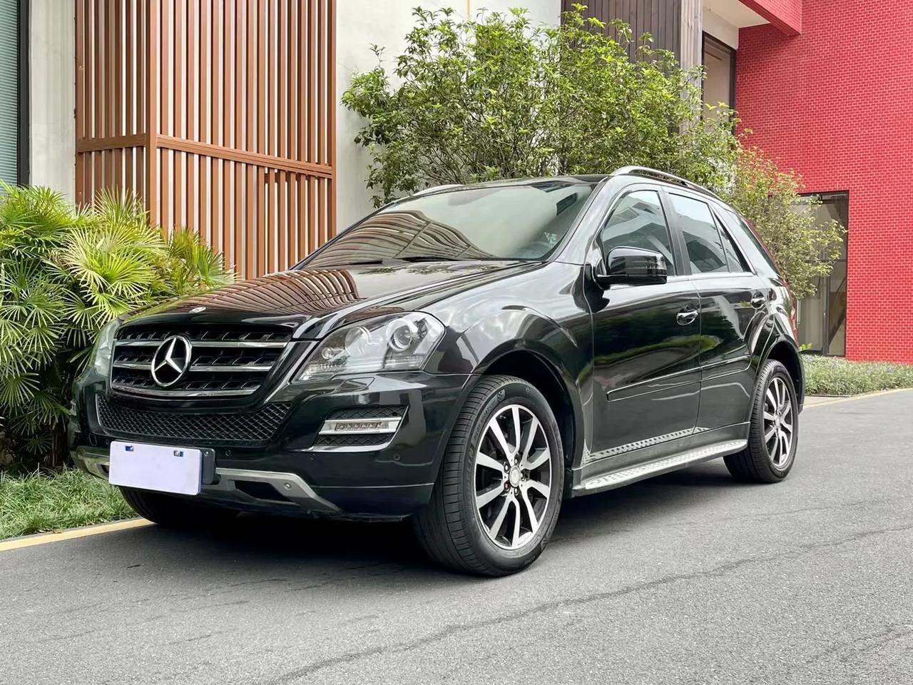 奔驰ml350豪华型特别版电动尾门 熏黑大灯 运动方向盘