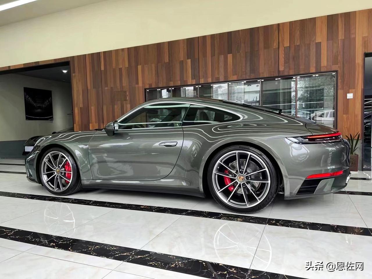 保時捷 911 carrera s,顏色為砂金石綠/黑綠,車