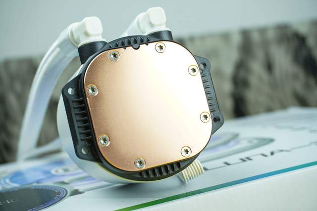 白装机三件套由艾湃电竞盖亚GAIA引领，白机箱焕发靓丽色彩