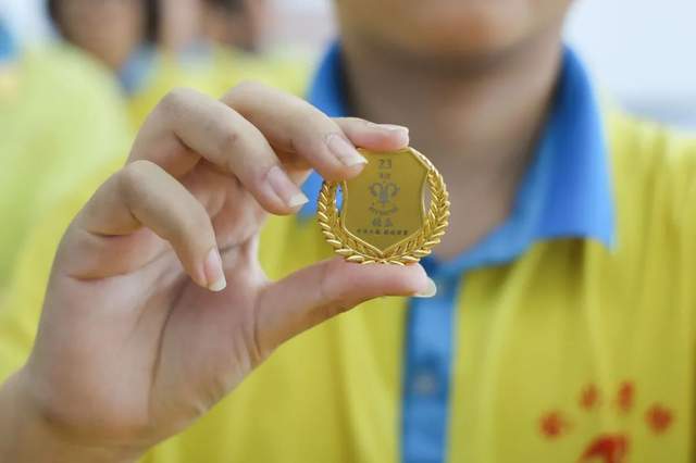 小徽章孕育大梦想初三年级班级勋章出炉决胜中考我们必胜