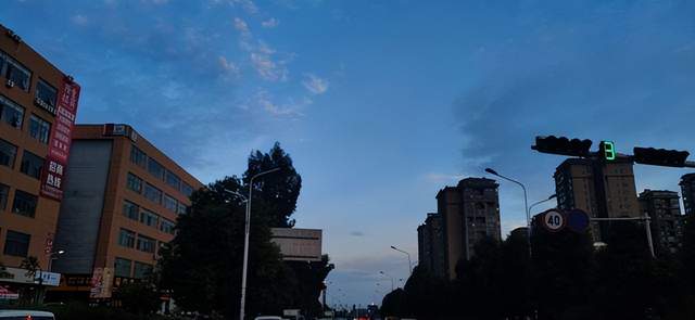 组图！你见过早晨六点多的昆明天空吗？