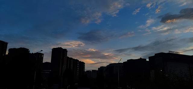 组图！你见过早晨六点多的昆明天空吗？