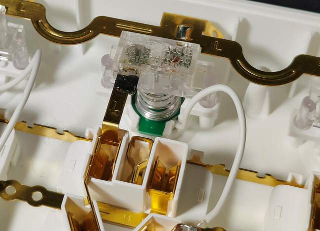 20多元的插排做工到底如何，aigo插线板AC0404拆解