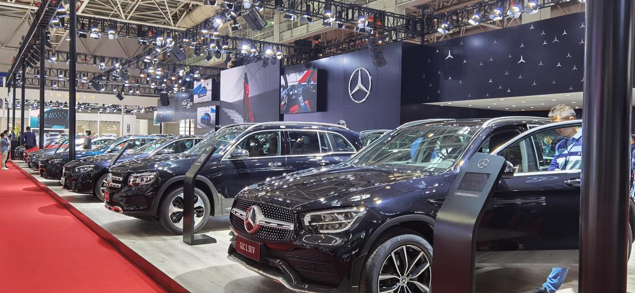 福州头条#福州车展奔驰展台,除了展车多得挤不下外,福州居然