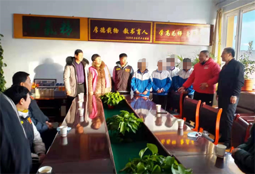 中国公益记录者在线福心公益围场工作站开展元旦爱心助学活动