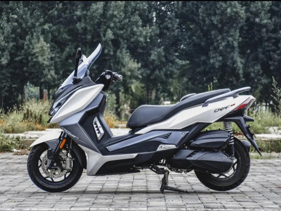 最近想买辆250排量的大踏板一直在看几款车犹豫不决就是下面图中的这