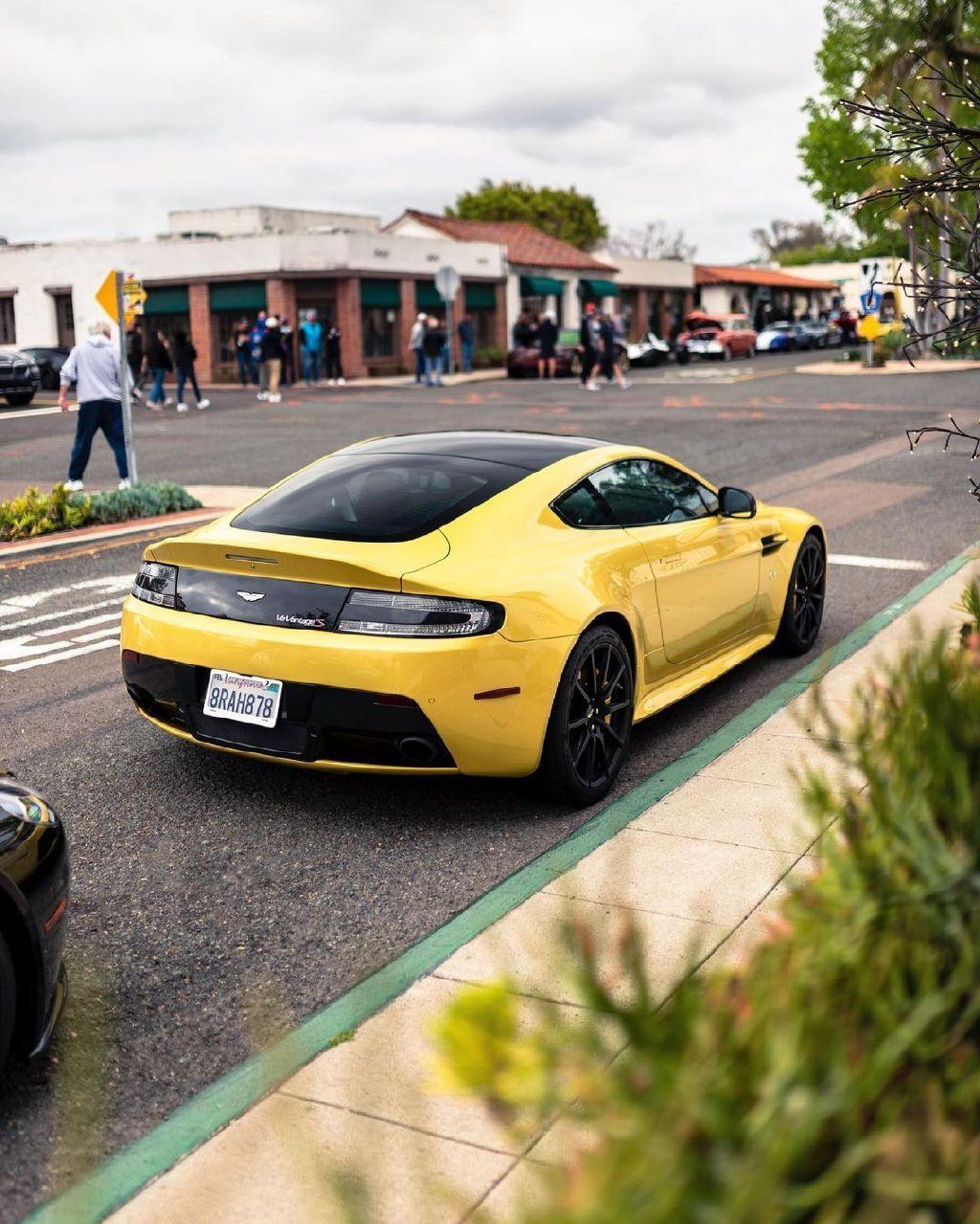 阿斯顿·马丁vantage s实车,外形是优雅运动的造型设计