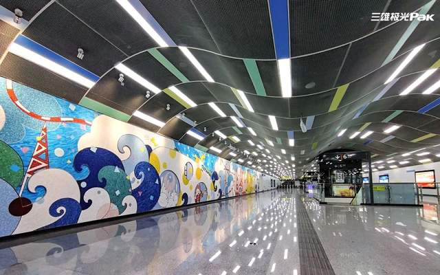 一站一景！三雄极光灯色撩人，美爆地铁圈