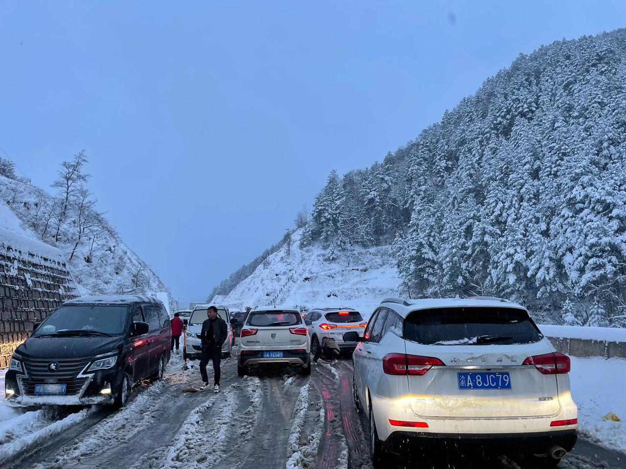 斯巴鲁森林人昭通到昆明一路大雪高速封路只能走国道终于感受了一把我