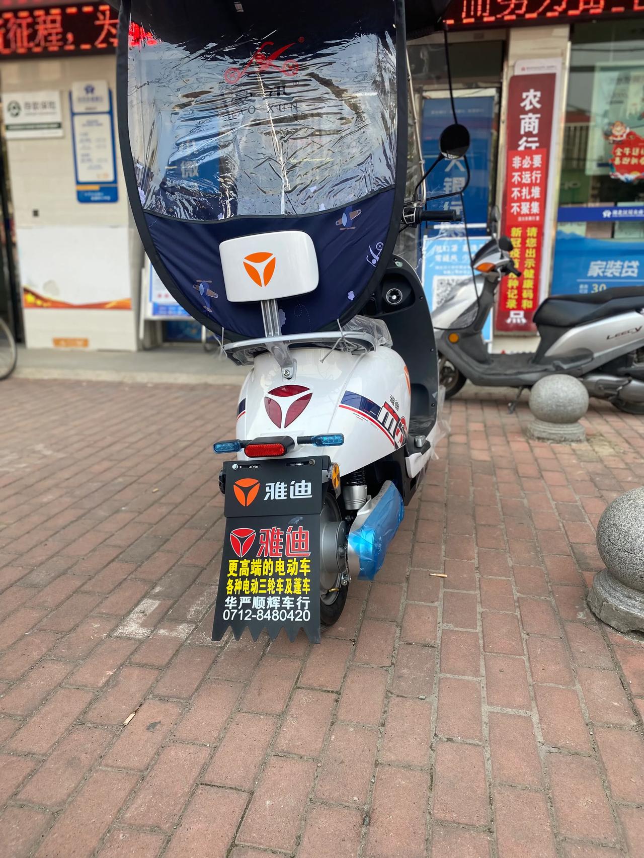 前几天更换了新的电动车,雅迪冠能领跑m6,石墨烯电池续航能力