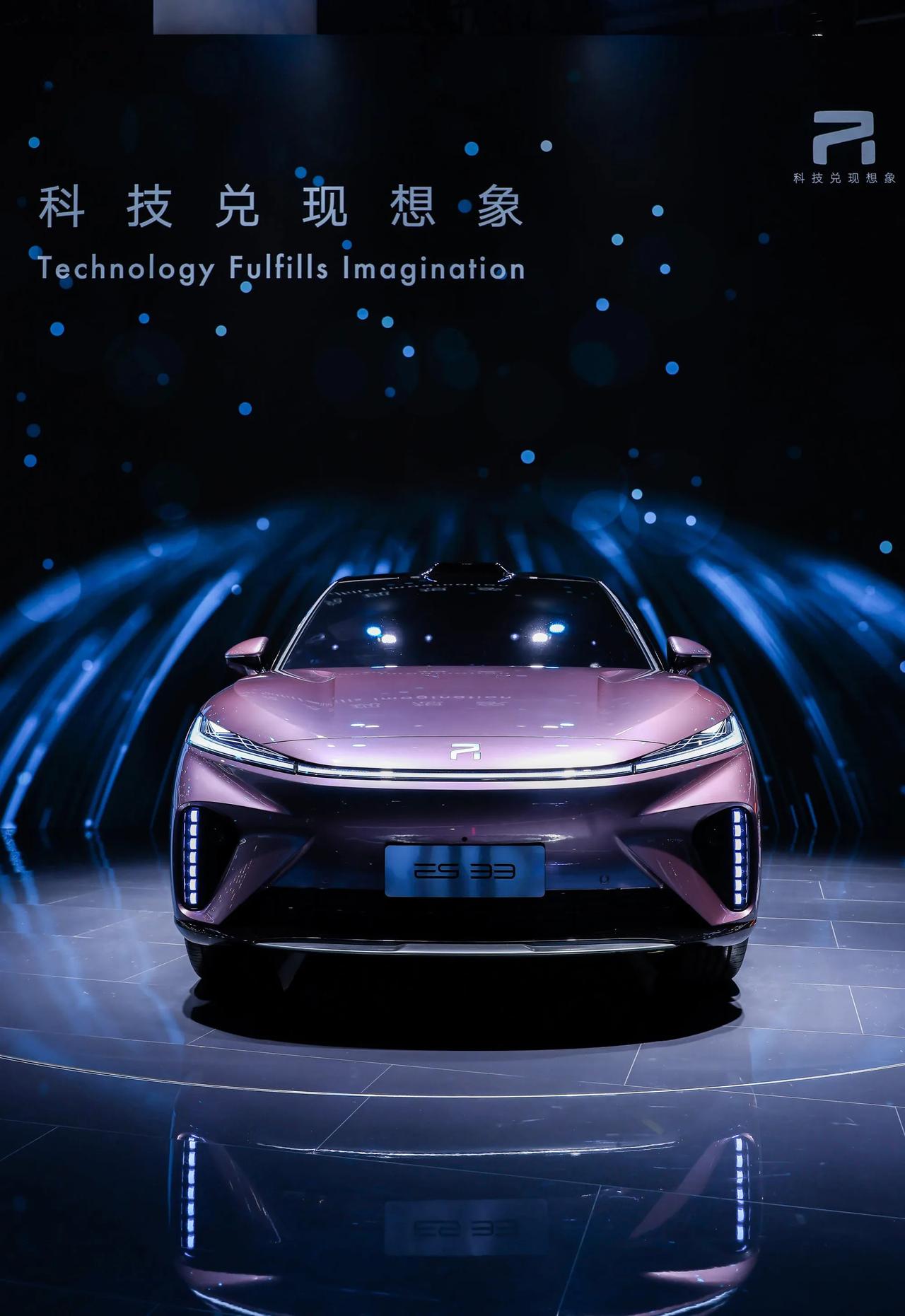 极具未来感的车型行驶在浩瀚宇宙之间智慧新物种r汽车es33量产外观