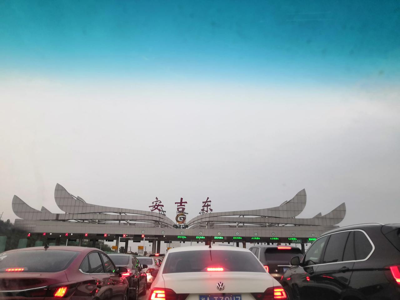昨晚从老家回南宁,五点钟时在安吉东收费站外两公里的地方就开始排队