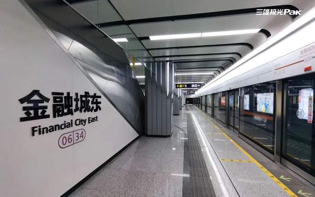 一站一景！三雄极光灯色撩人，美爆地铁圈