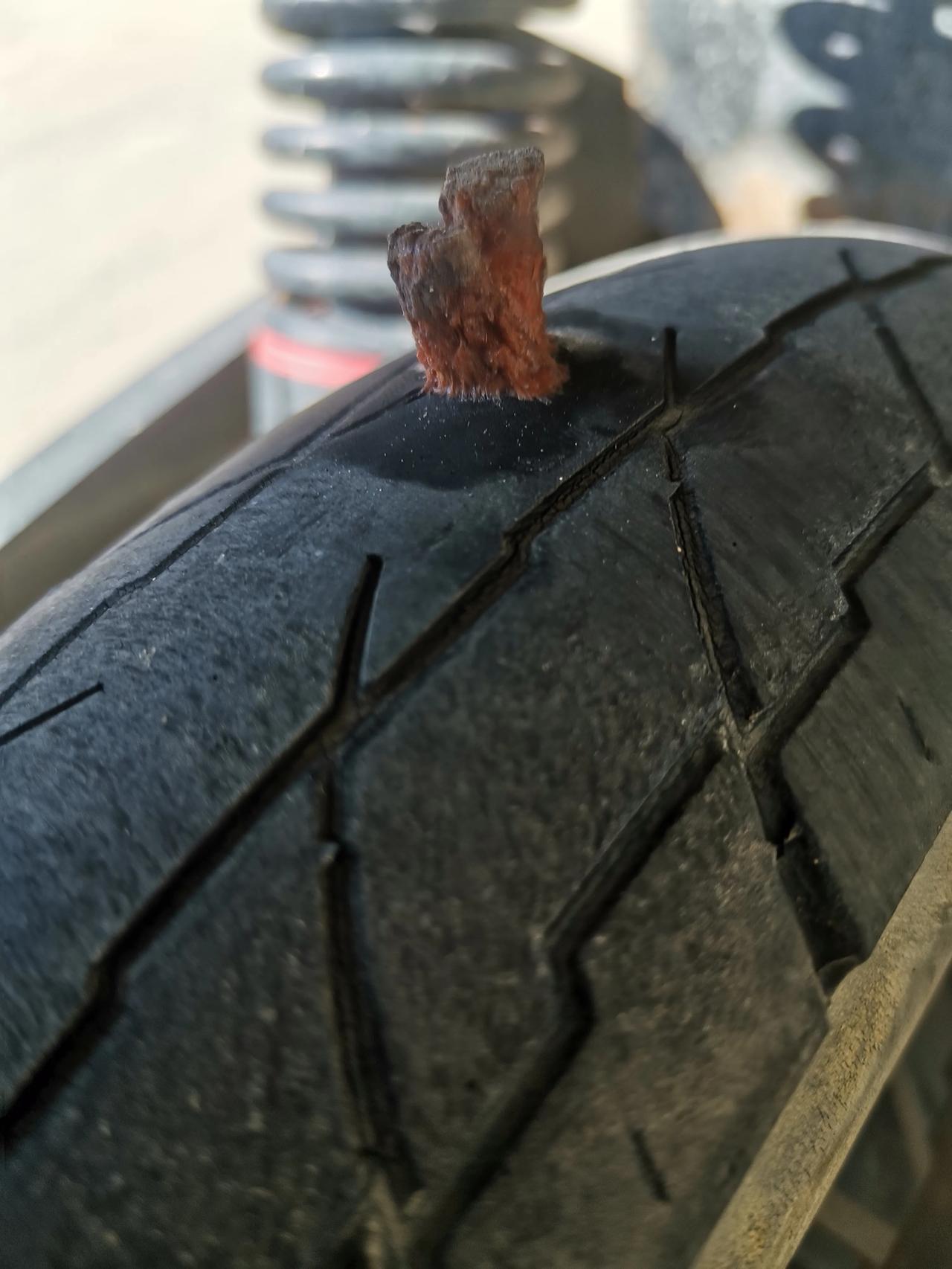 今天电动车轮胎扎了,打电话叫了个流动补胎的小伙,小伙极力推荐