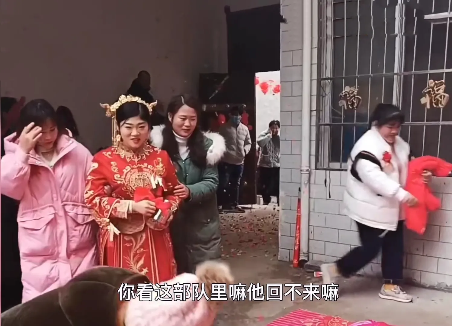 1月26日 河南周口举行了一场特殊的婚礼 婚礼上只看到新娘 没看到新郎 却意外收获了很多网友的祝福 只见新娘穿着红色嫁衣