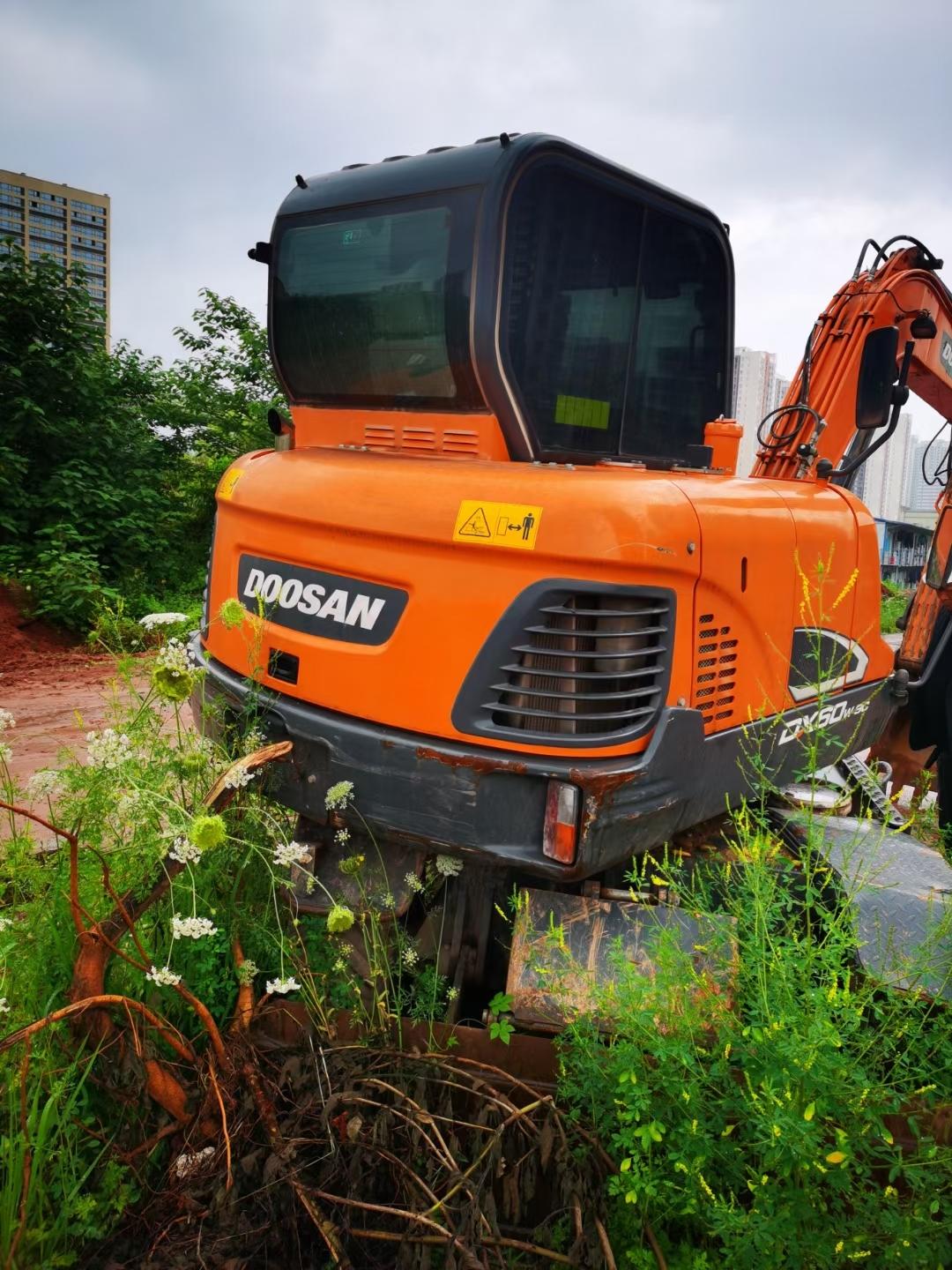 20年4月出厂才打完按揭,2100小时斗山60轮挖已试车,车