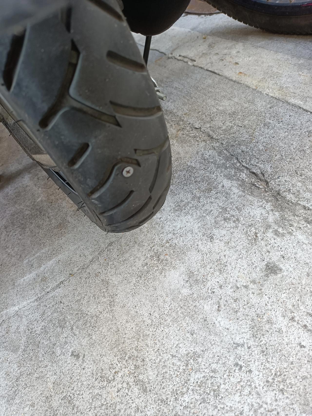 买个电动车每天上下班方便,这老是扎钉子咋搞?这已经第三次了