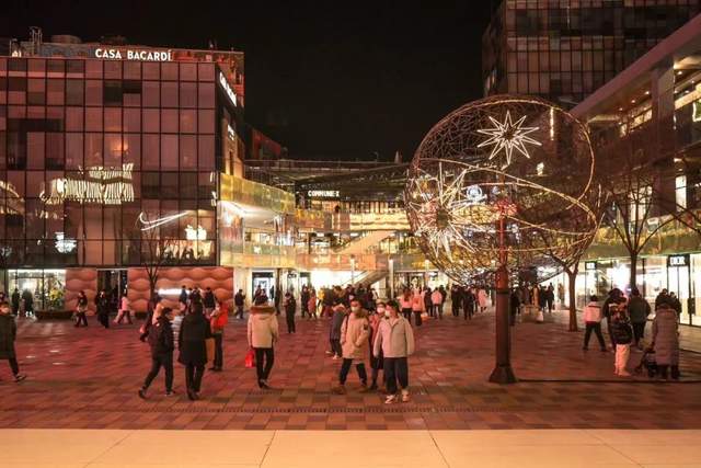 圣诞后的三里屯:网红店铺重新开始排队,"老法师"们拿着相机等春天