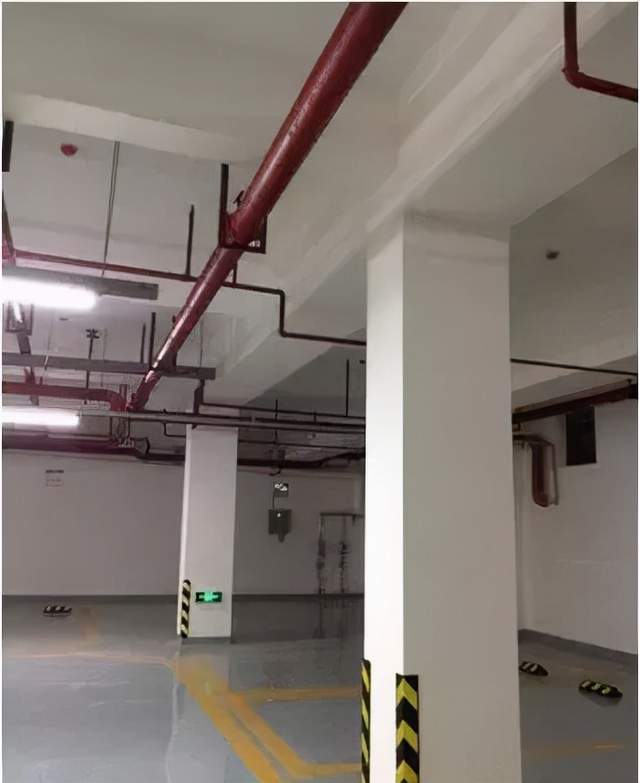 分色清晰,分格缝设置合理,柱,梁线角方正,顺直地下室风管,给水管道