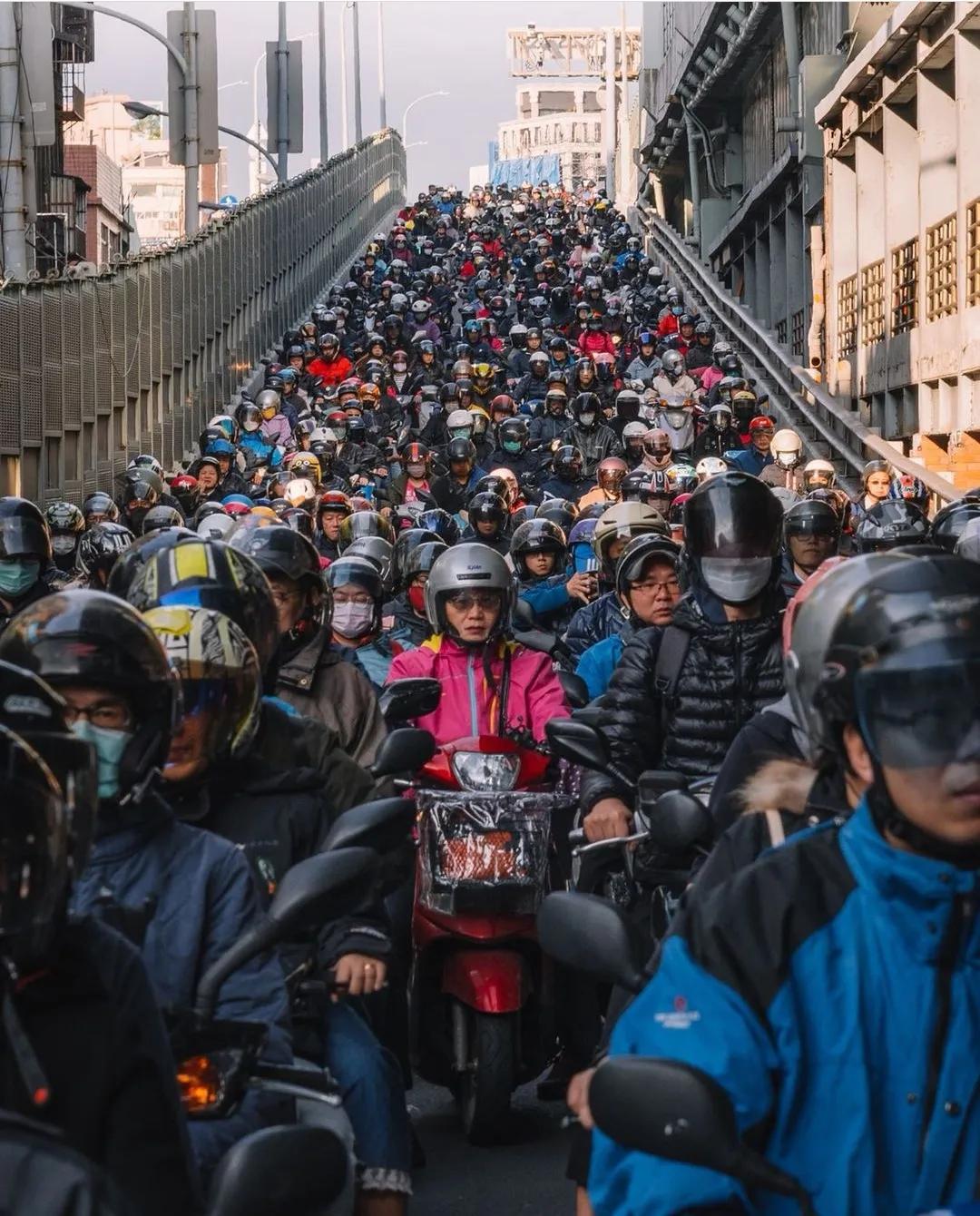 台湾人的摩托车平均拥有量冠绝全球,全省2300万人口,摩托车