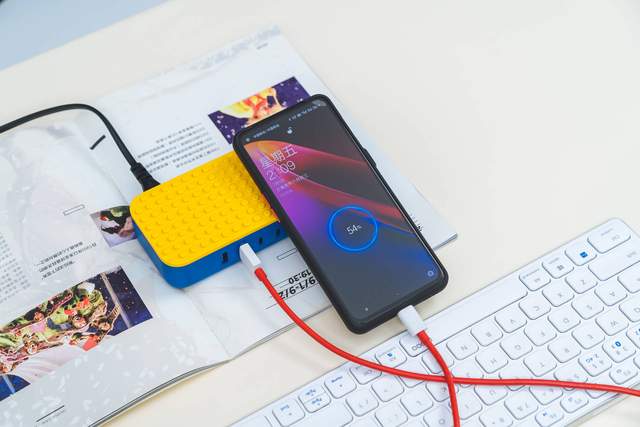 桌面充电器还能这样玩？IDMIX P65 PRO上手，积木模块好评