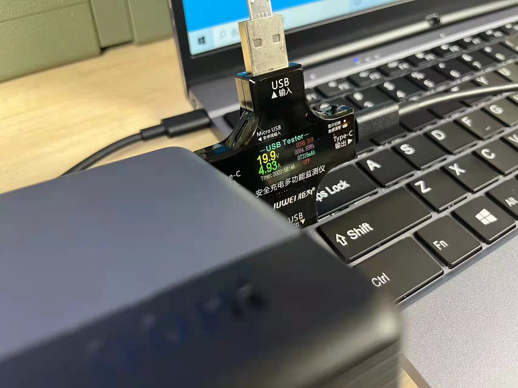 给笔记本充,双100W快充的Aohi充电宝!电芯10年不坏,出差福音