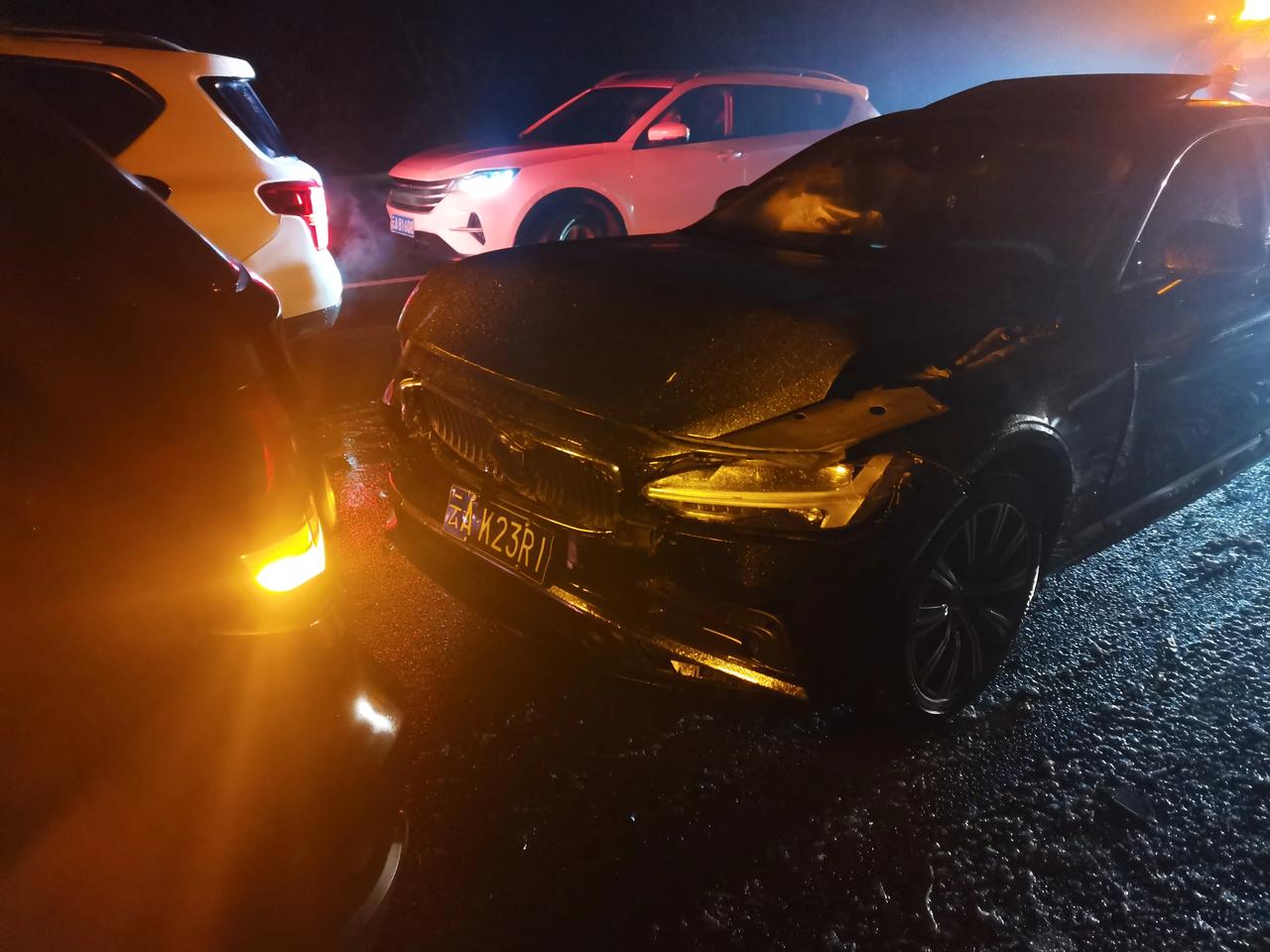 沃尔沃这个主动防碰撞功能好像没有起作用 望大家雨雪天尽量不开车