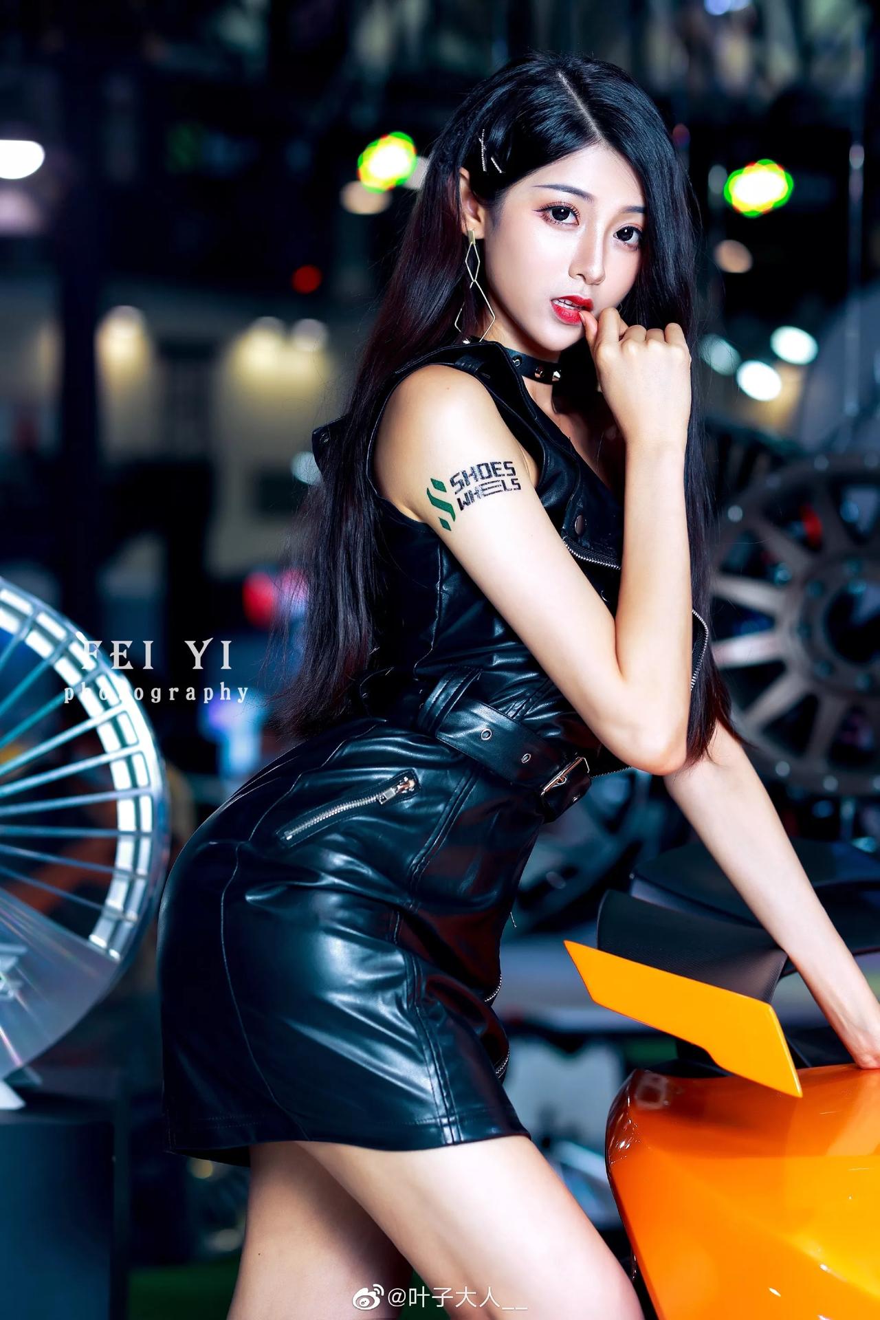 长靴配长腿好有重金属味道的车模有点神似赵丽颖