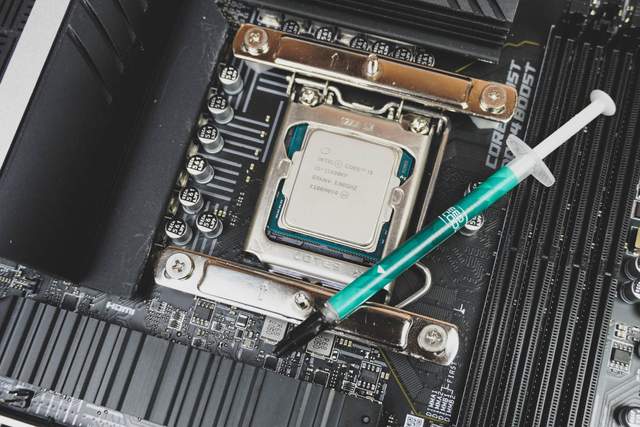 白装机三件套由艾湃电竞盖亚GAIA引领，白机箱焕发靓丽色彩