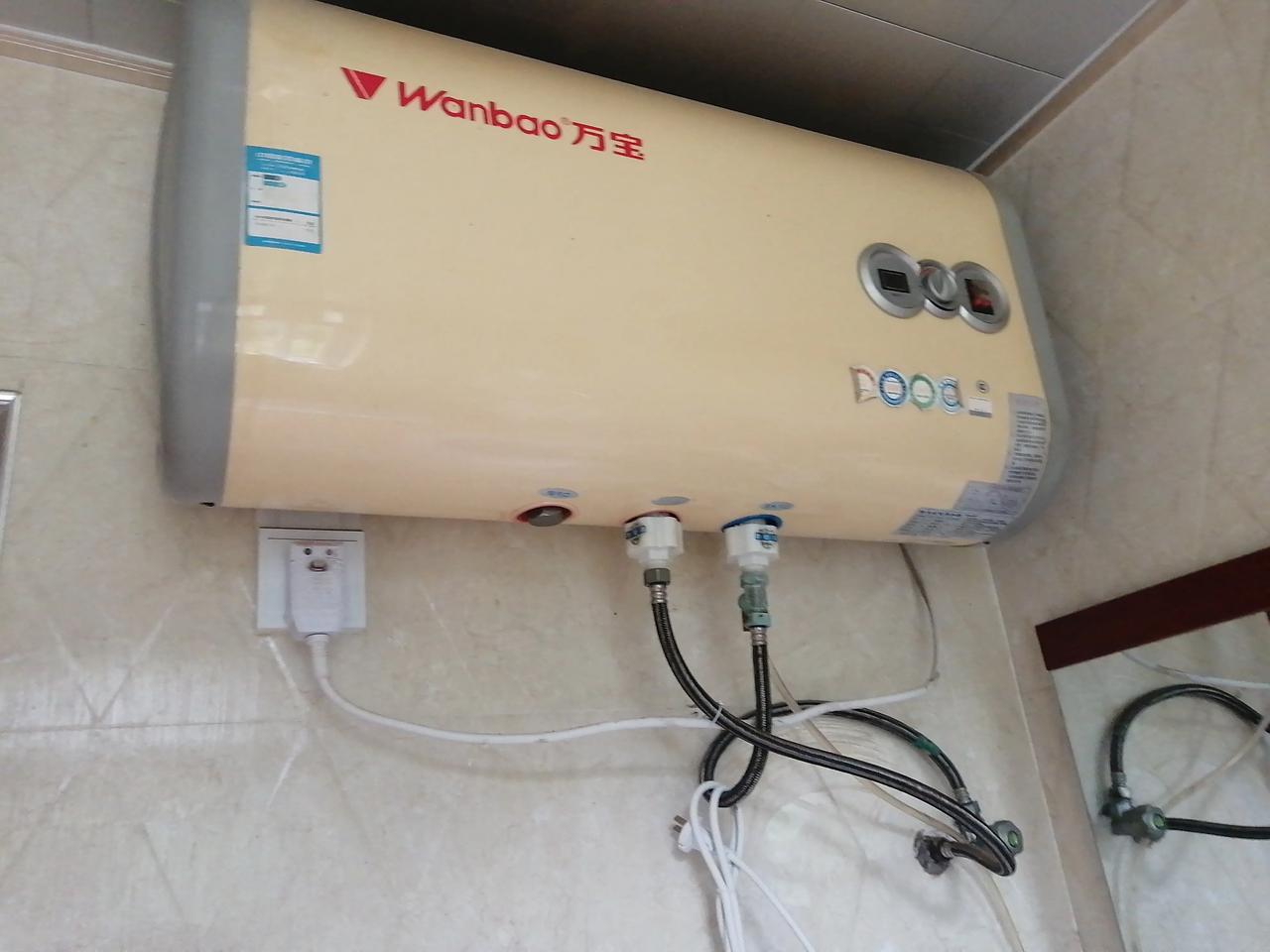 万宝电热水器已经用了差不多十年了,前几天发现有几滴水漏下来