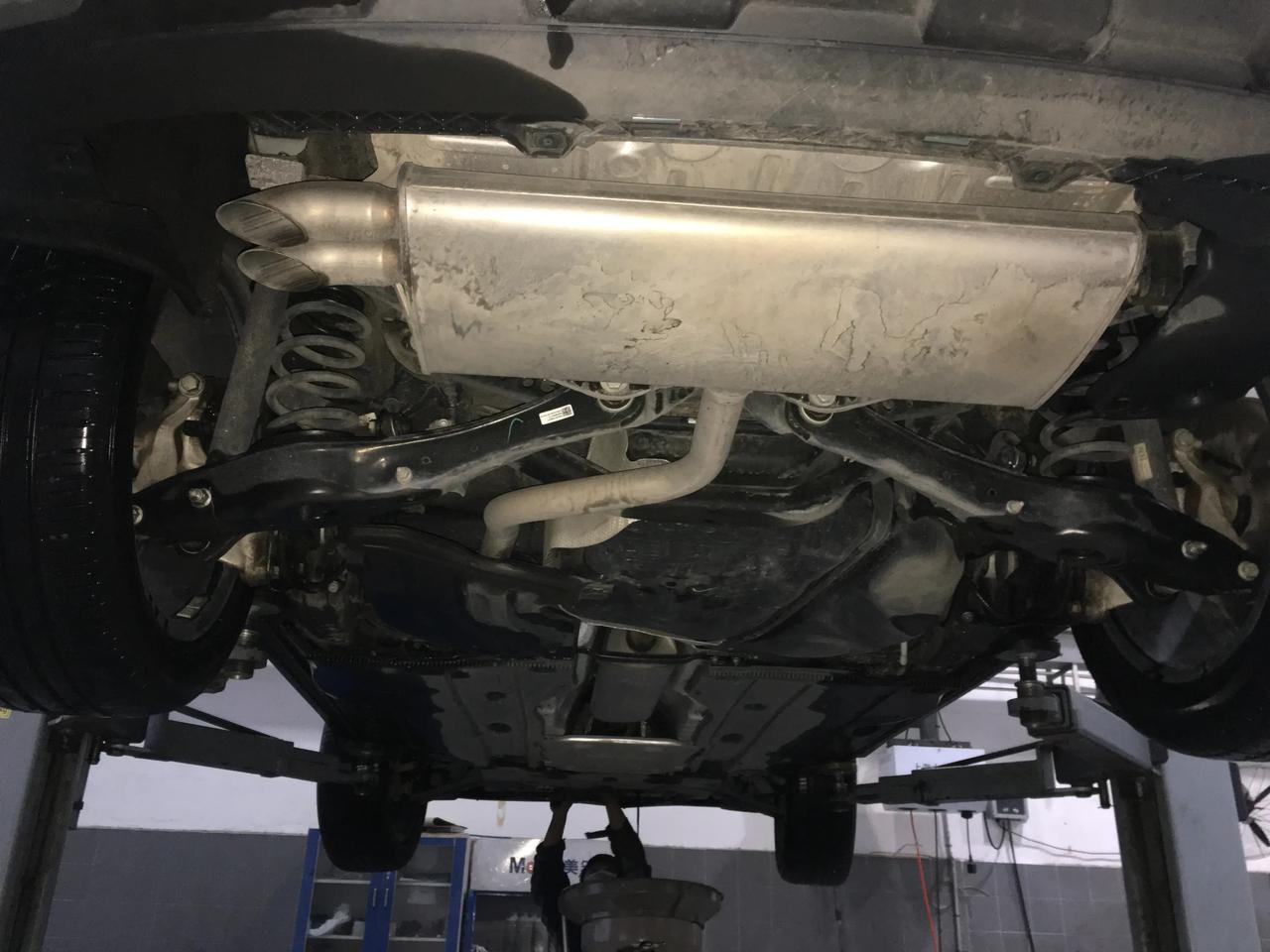 车辆保养实录大众途岳底盘底部装甲防护还是很到位的除排烟管道看不到