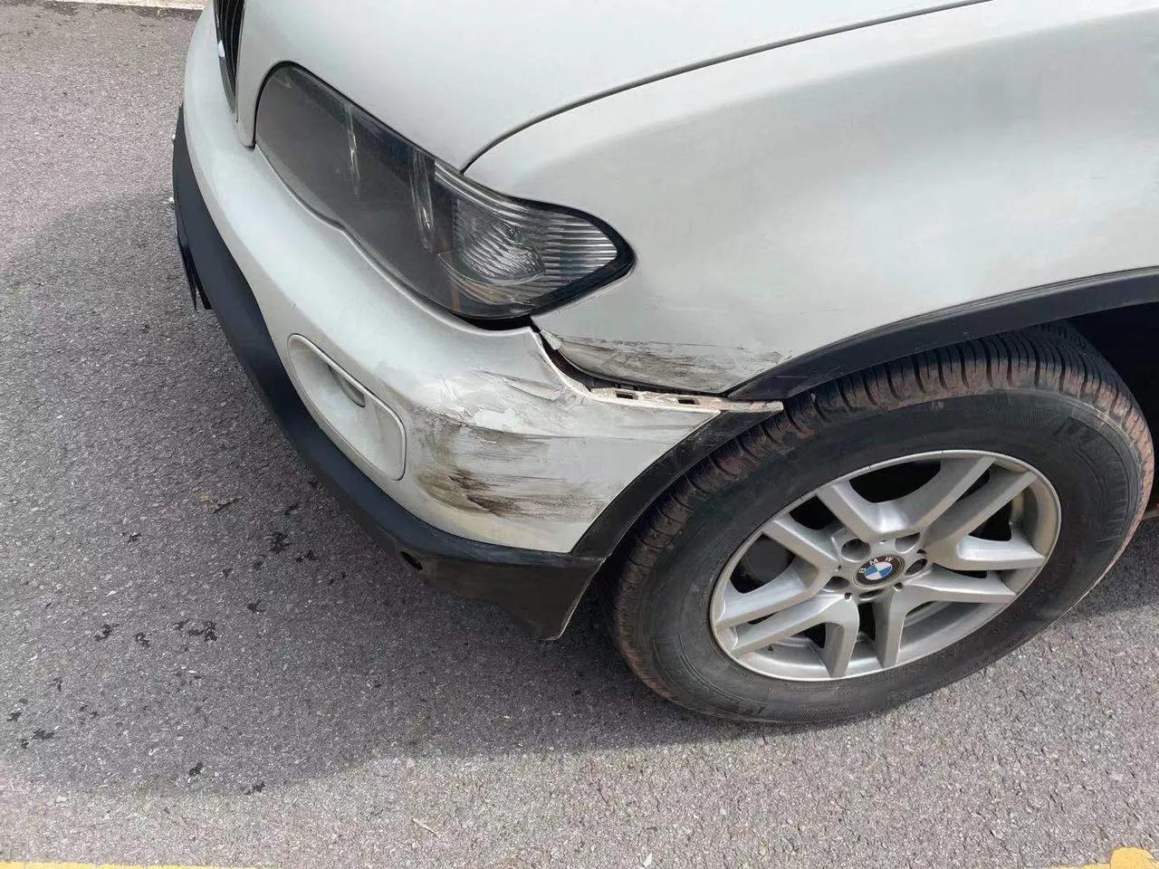 制造交通事故报保险,待交警划分责任后,碰瓷车辆去提前勾兑好的修理厂