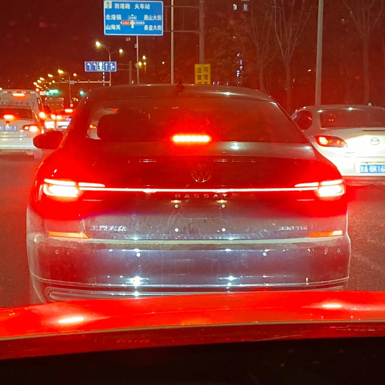 新大众帕萨特上路了单就这个尾灯看感觉不是很大气按理说贯穿尾灯视觉