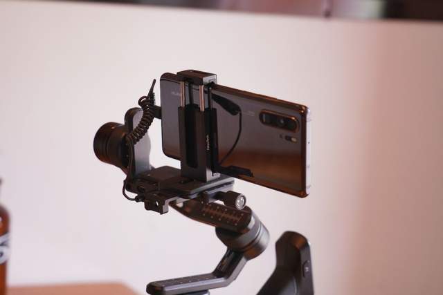 拍视频手不稳？试试这款全能稳定器，飞宇蝎子mini三轴稳定器体验