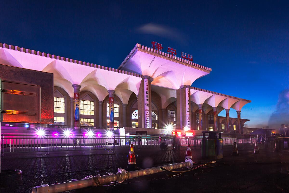 以前伊宁火车站能直达济南上海哈尔滨现在全缩线了只能去乌鲁木齐倒车