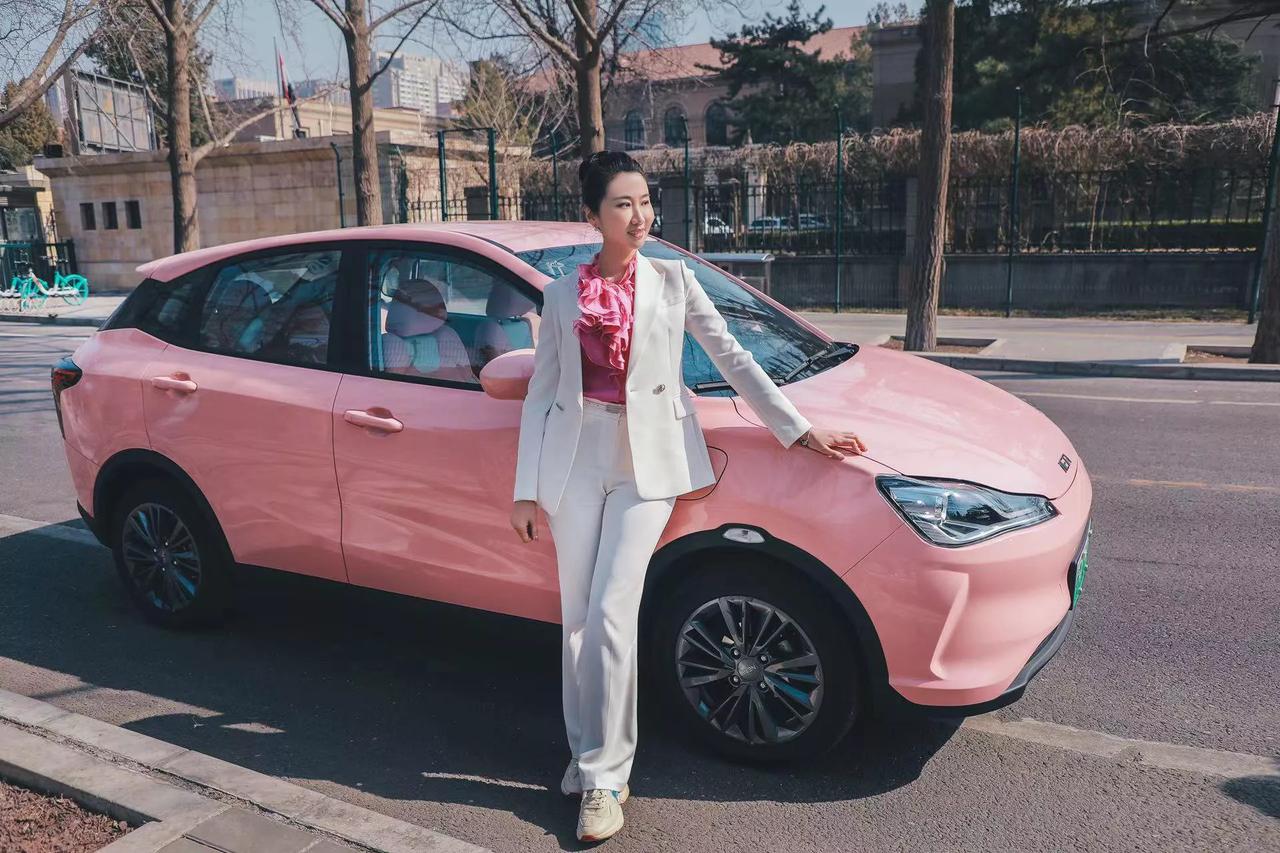 长安街最美的女神哪吒汽车体验大使北京交通广播一路畅通主持人李莉