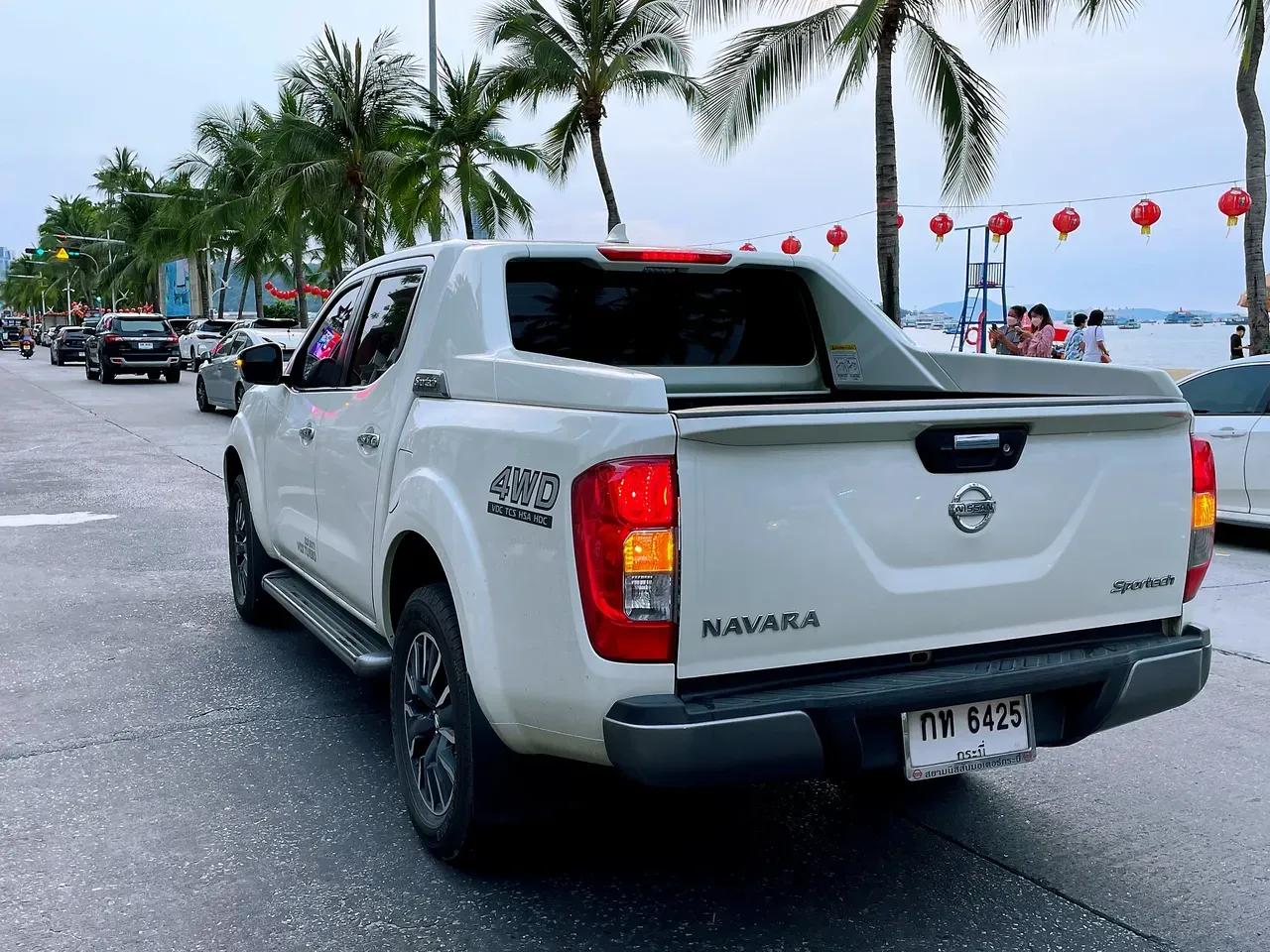 泰国是摩托车,皮卡车的天堂 街上比较流行的皮卡车主要是丰田