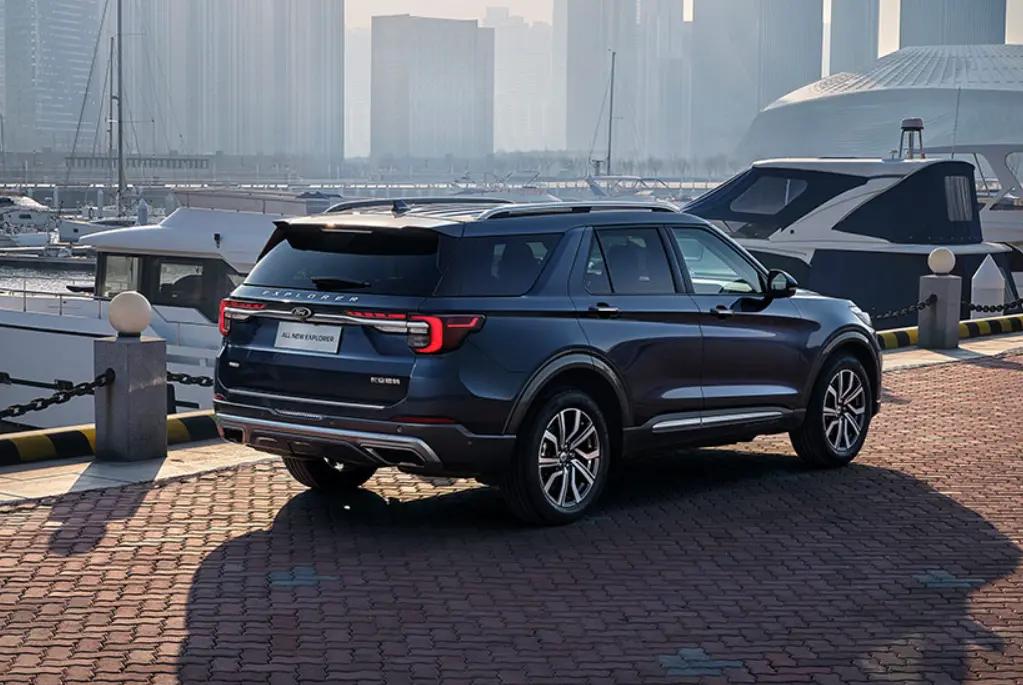 全新改款新探险者这样的车头其实越看越顺眼还有就是内饰豪华感有提升