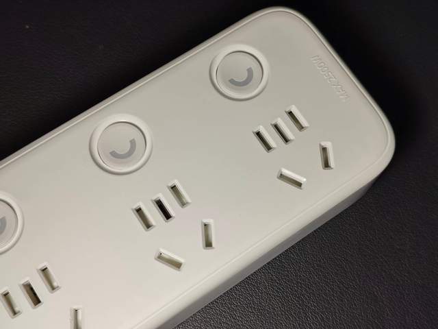 20多元的插排做工到底如何，aigo插线板AC0404拆解