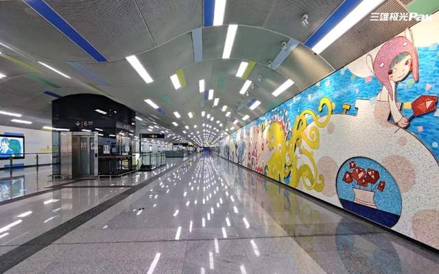 一站一景！三雄极光灯色撩人，美爆地铁圈