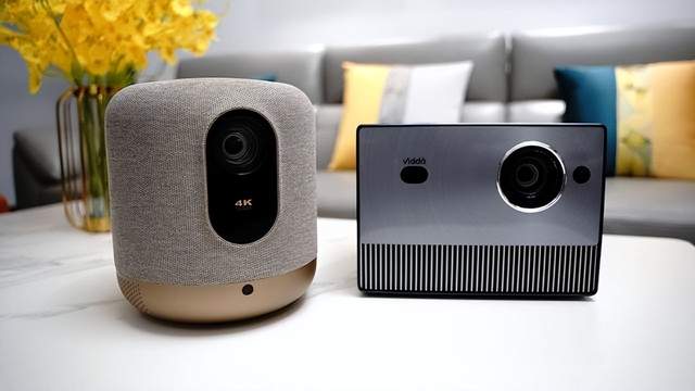 年轻人第一台4K投影仪，Vidda C1与峰米V10，谁能更胜一筹？