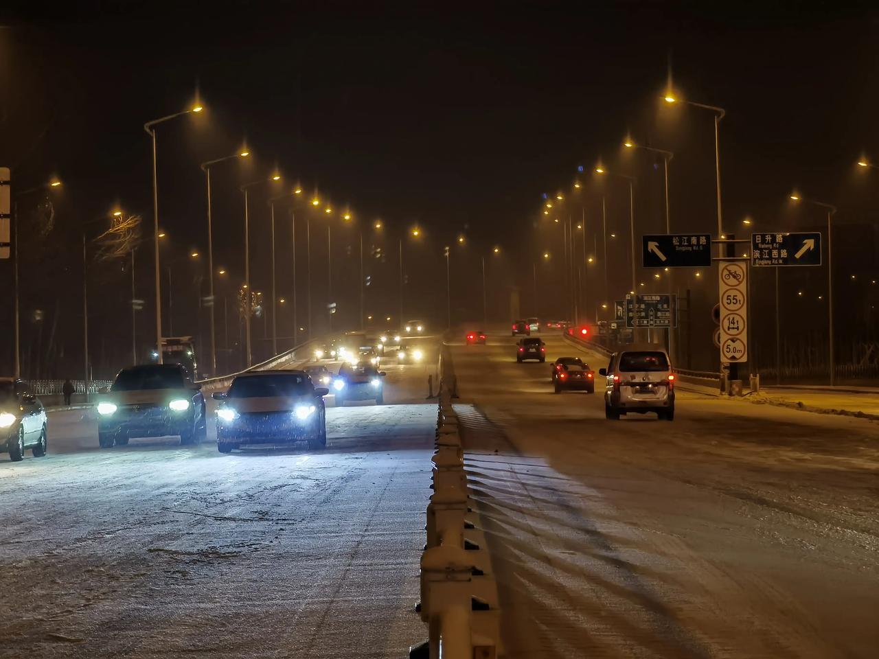 晚上,又开始下雪 看不到路面撒盐,在街路上清雪车机器轰鸣,雪