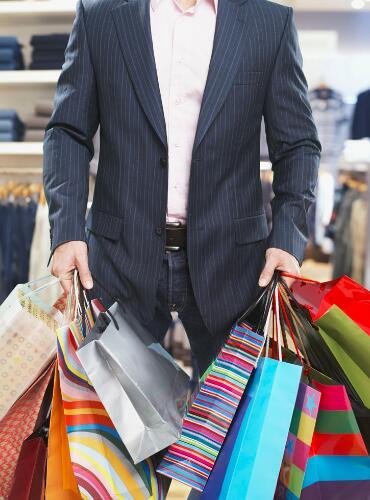 陪女朋友去逛街,手上拎了一大堆东西,走到停车场,一想到还要走