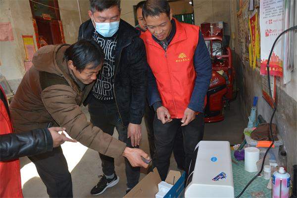 河南省邓州市小草义工携手爱心企业寒冬送暖捐赠挂壁式空调