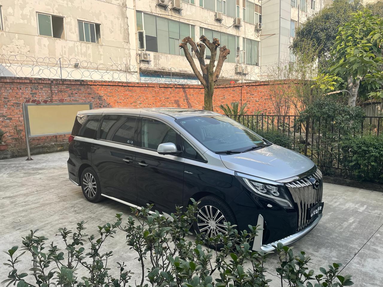 传奇m8银黑双拼改色膜新车未上牌专程从新都来武侯区全车安排改色膜