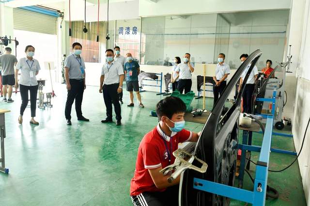 市教育局副局长钟淑平一行莅临我校检查指导全市  中职学校汽车专业技能大赛工作 第7张